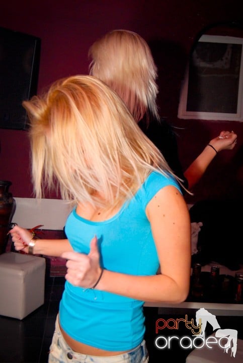 Atmosferă încinsă în Club Atti's, 