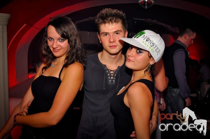 Atmosferă selectă în Club Atti's, 