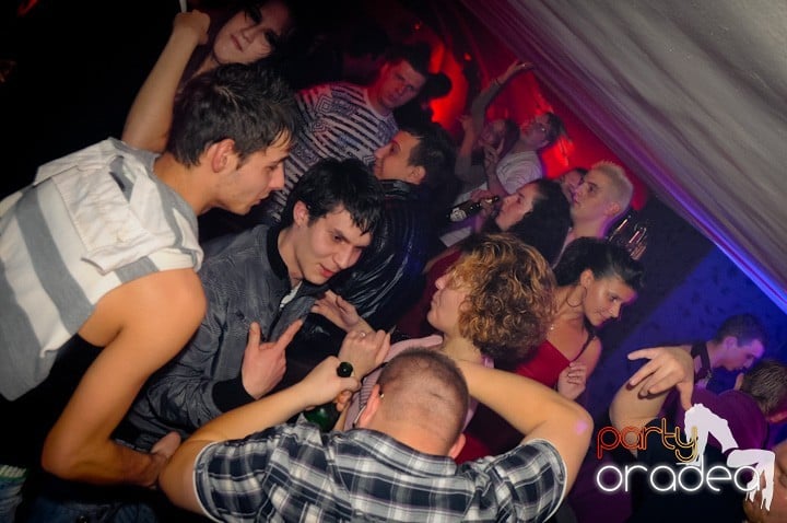 Atmosferă selectă în Club Atti's, 