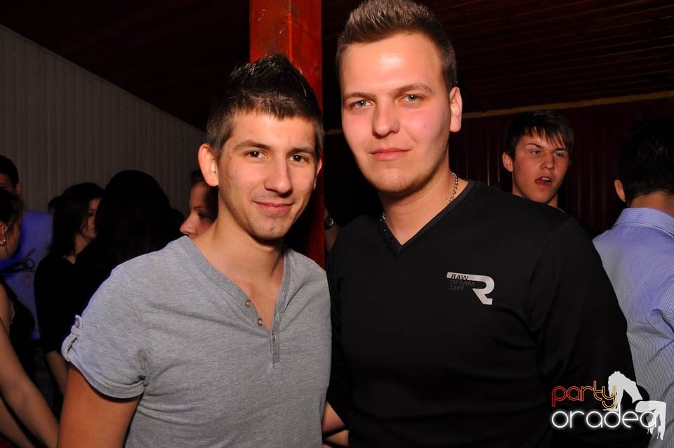 Bal mascat în discoteca Faház, 