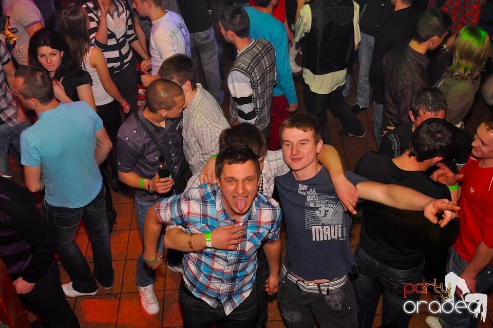 Bal mascat în discoteca Faház, 