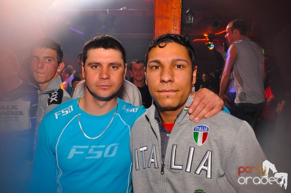 Bal mascat în discoteca Faház, 