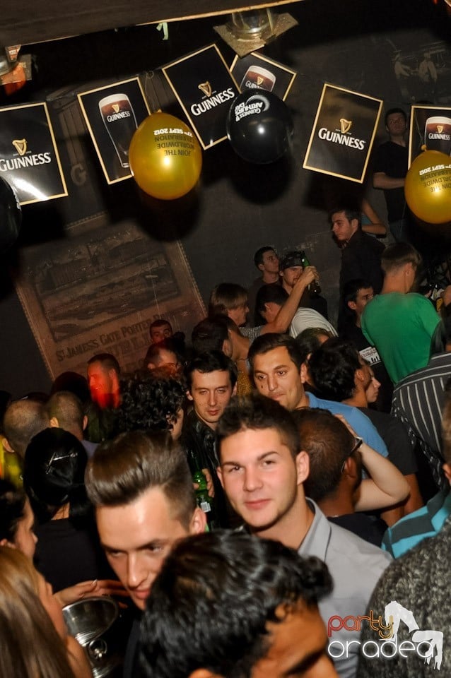 Bere, distracţie şi muzică bună în Lord's, Lord's Pub