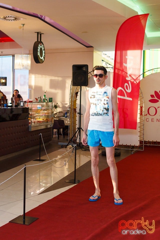 Bikini Fashion Show, Lotus Center