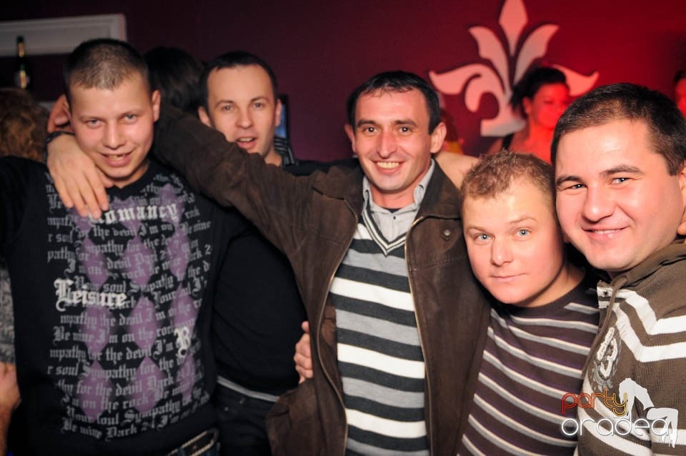 Black & White Party în Atti's, 