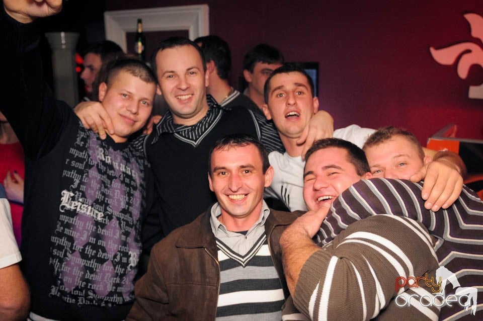 Black & White Party în Atti's, 