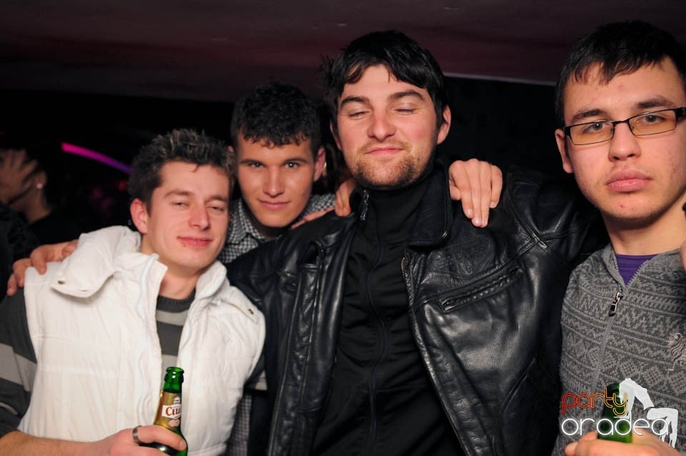 Black & White Party în Atti's, 