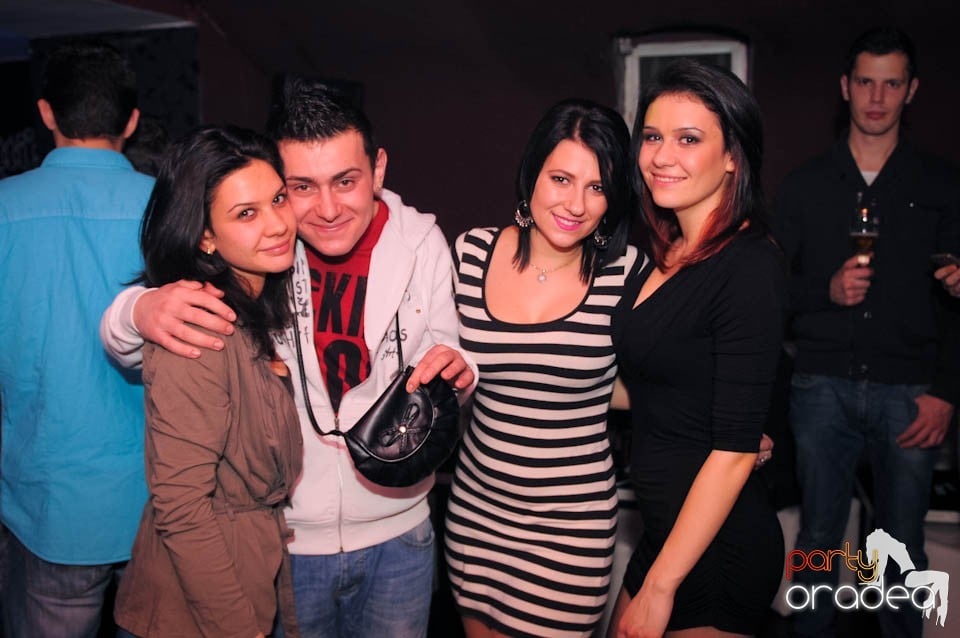 Black & White Party în Atti's, 