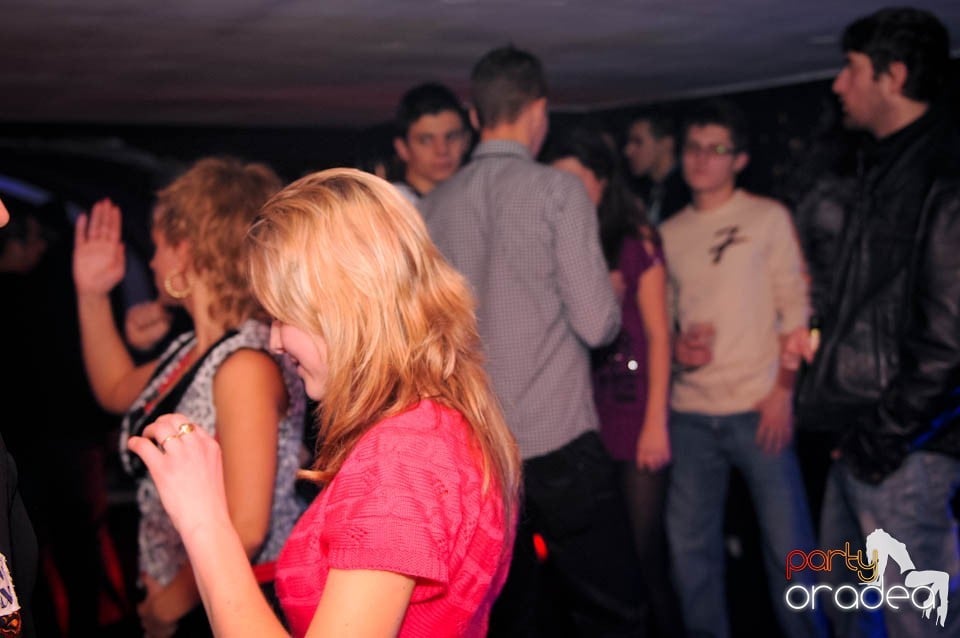 Black & White Party în Atti's, 