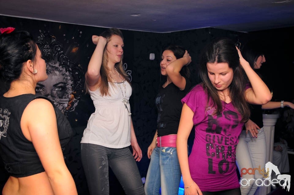 Black & White Party în Atti's, 