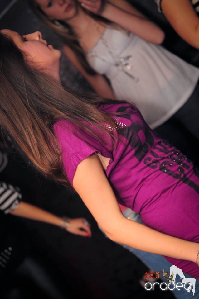 Black & White Party în Atti's, 