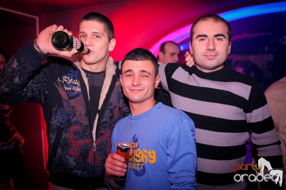 Black & White Party în Atti's, 