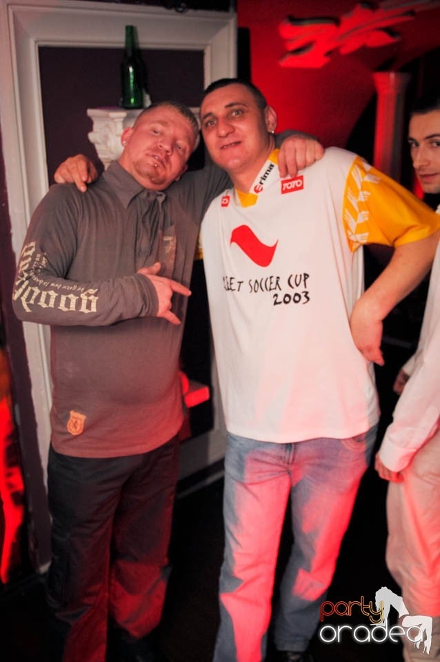 Black & White Party în Atti's, 