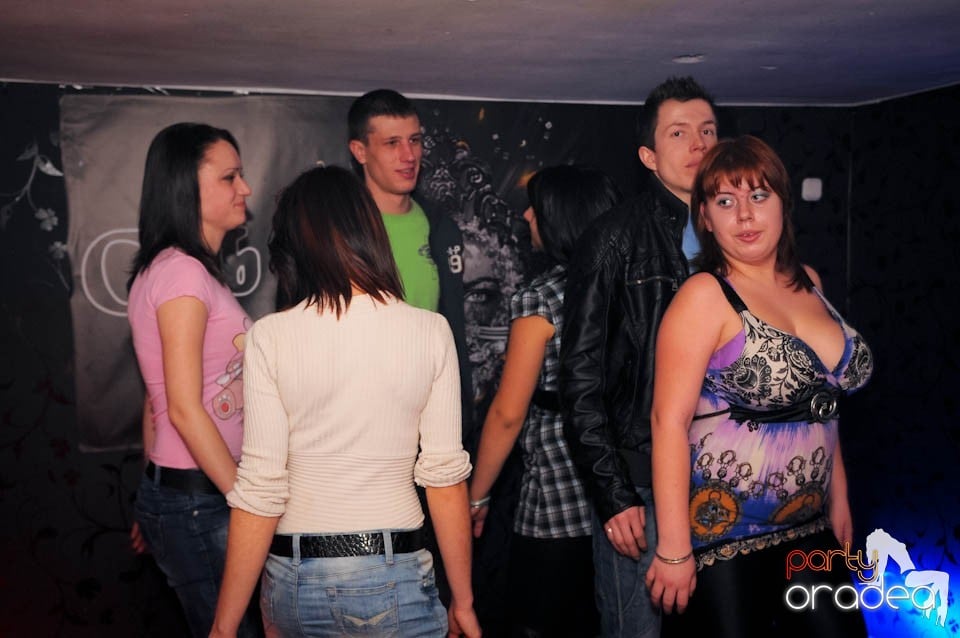 Black & White Party în Atti's, 