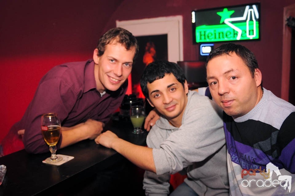 Black & White Party în Atti's, 