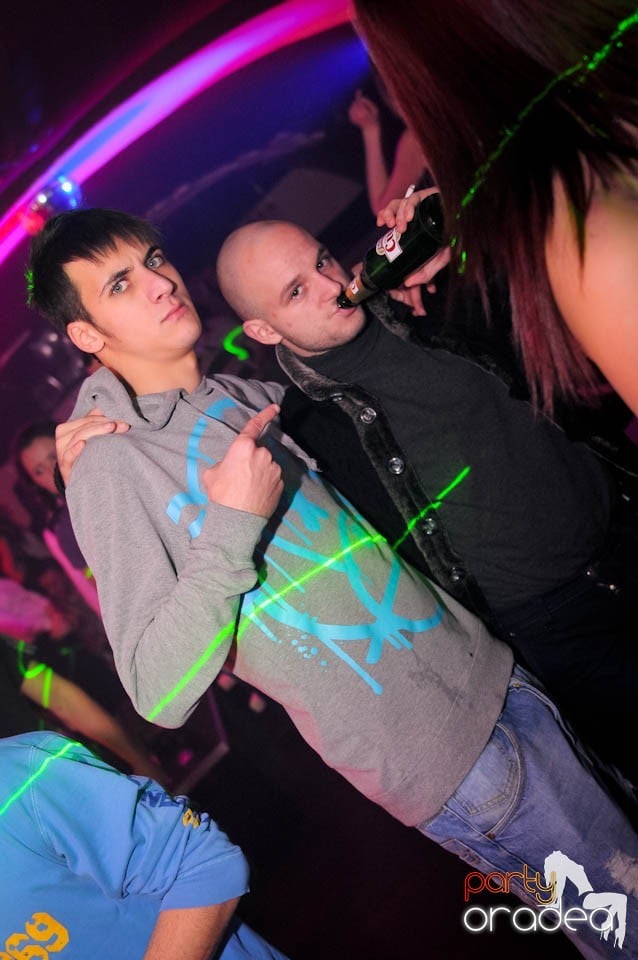 Black & White Party în Atti's, 