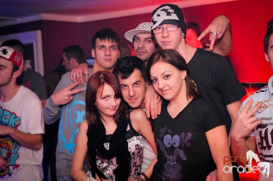 Black & White Party în Atti's, 