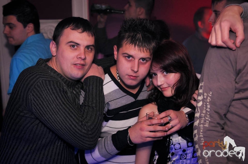 Black & White Party în Atti's, 