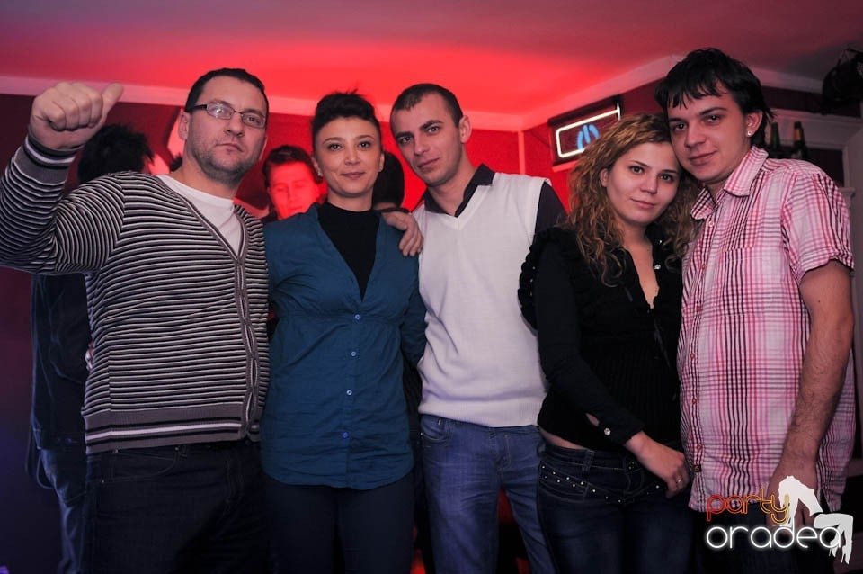 Black & White Party în Atti's, 