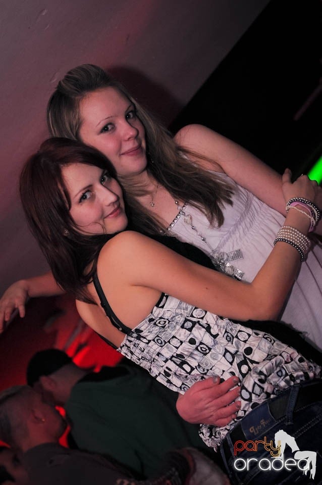 Black & White Party în Atti's, 