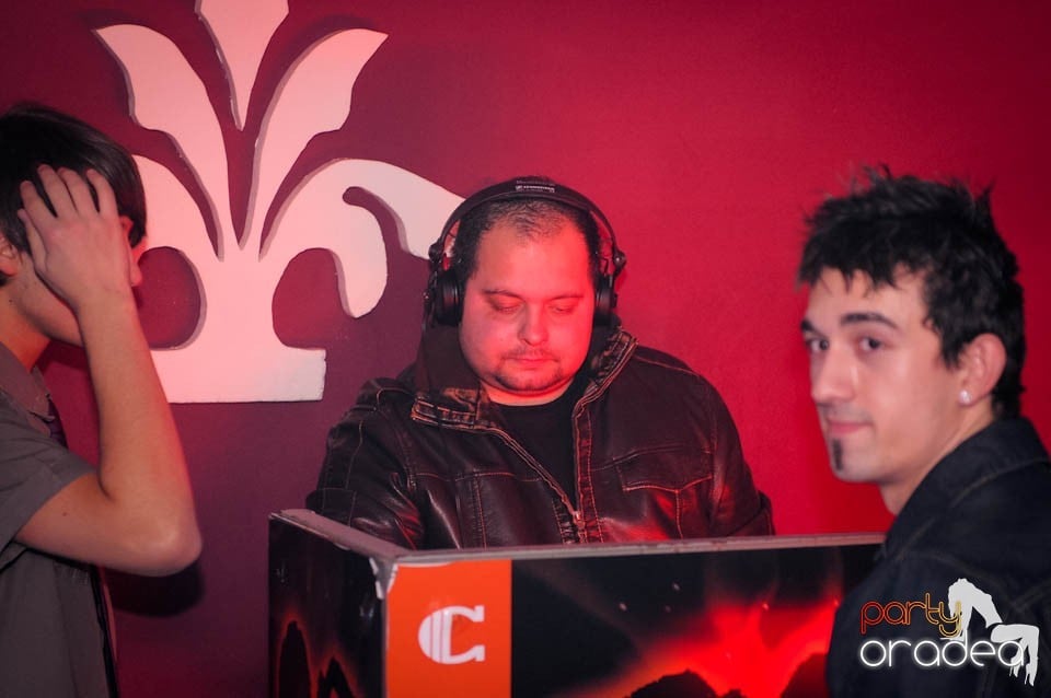 Black & White Party în Atti's, 