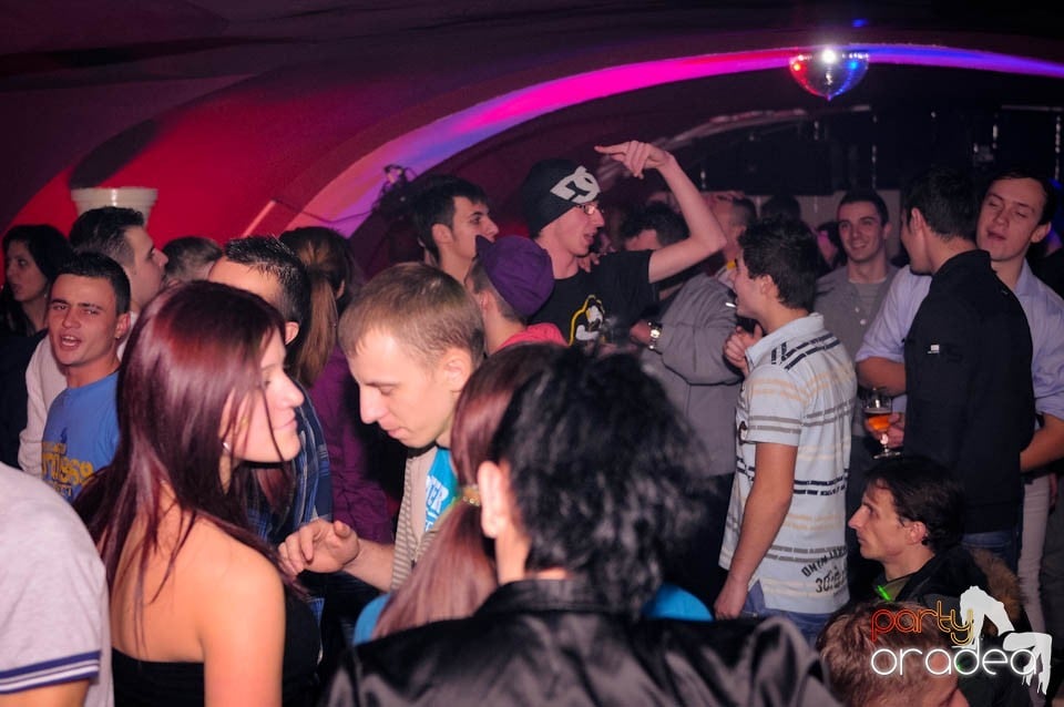 Black & White Party în Atti's, 