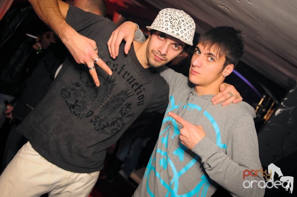 Black & White Party în Atti's, 