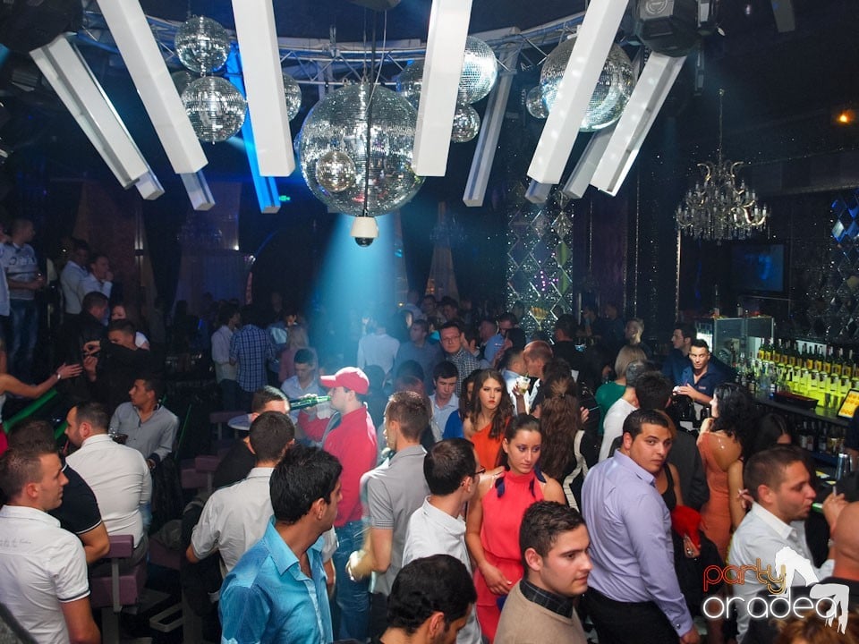 Black & White Party în The One Café & Club, 