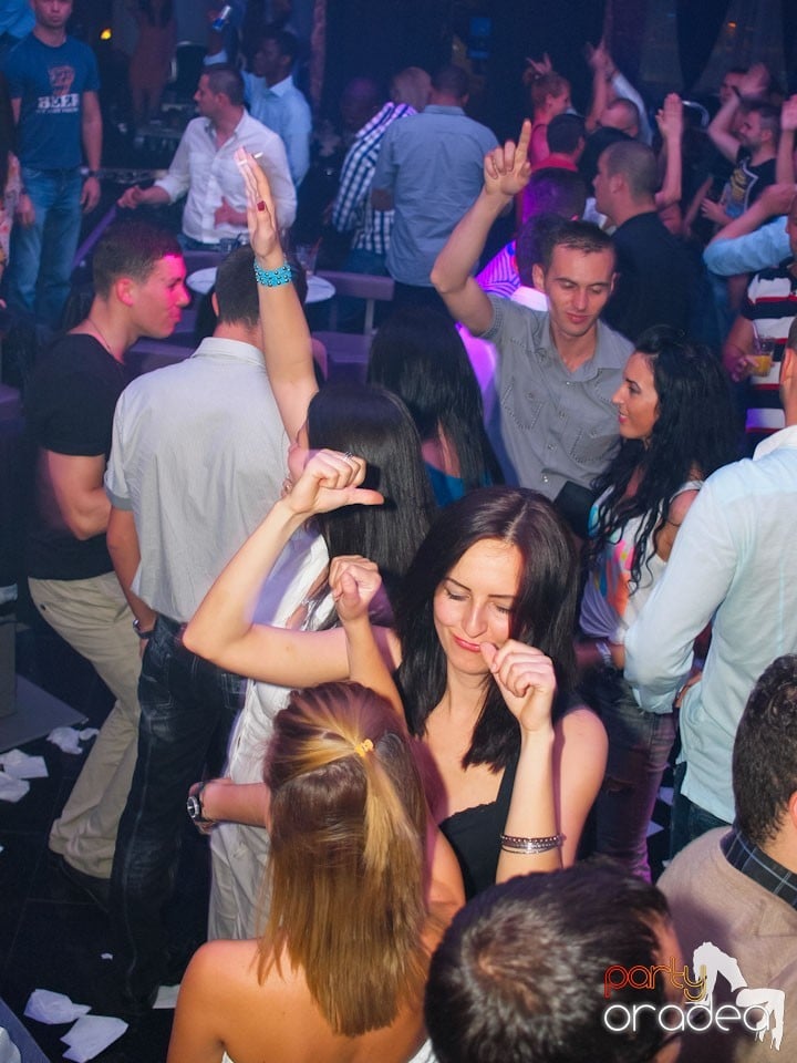 Black & White Party în The One Café & Club, 