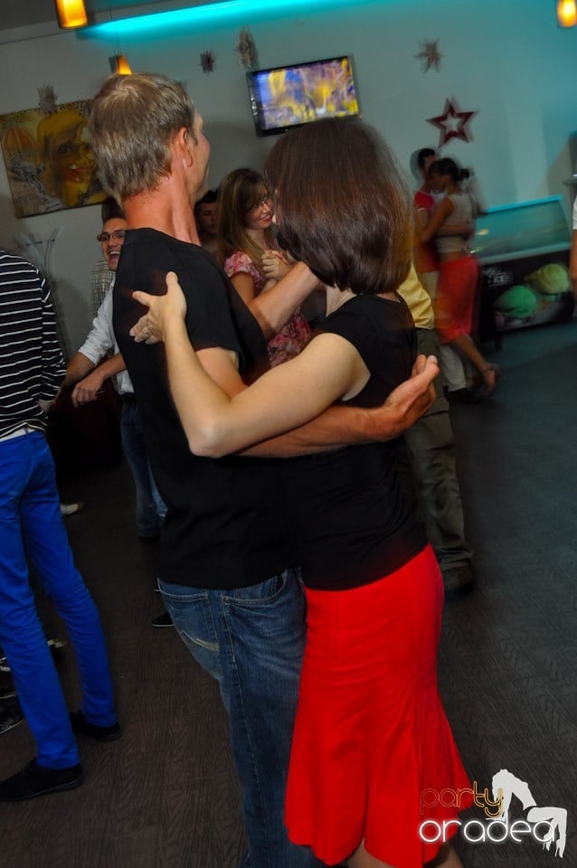 Blondy's Art Café: Dance all night!, 