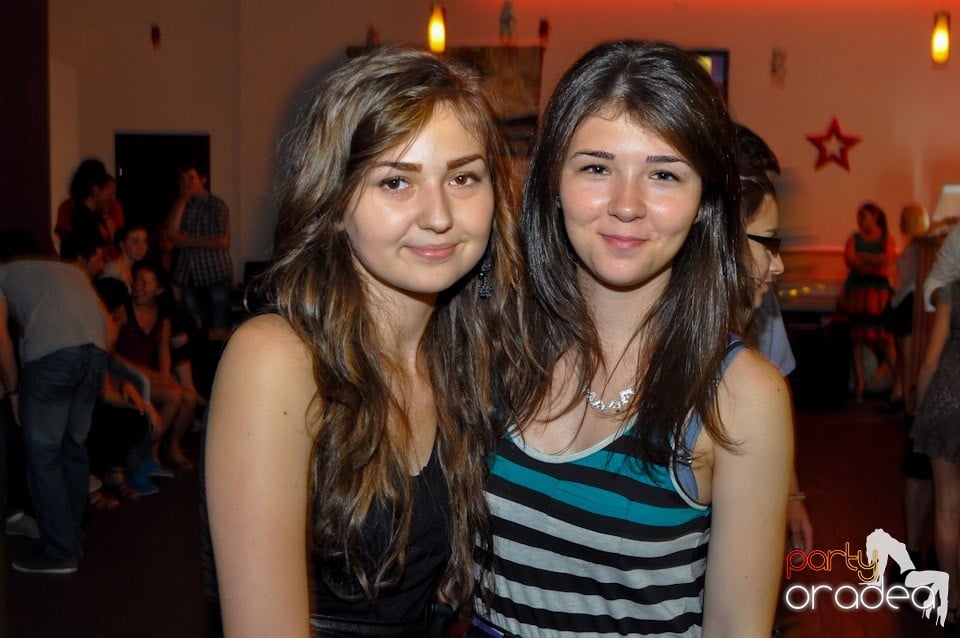 Blondy's Art Café: Dance all night!, 