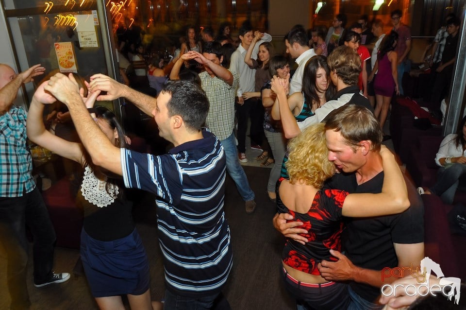 Blondy's Art Café: Dance all night!, 