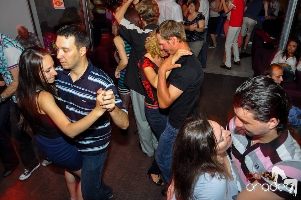 Blondy's Art Café: Dance all night!, 