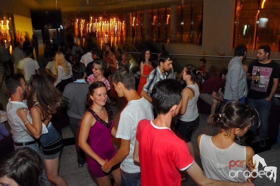 Blondy's Art Café: Dance all night!, 