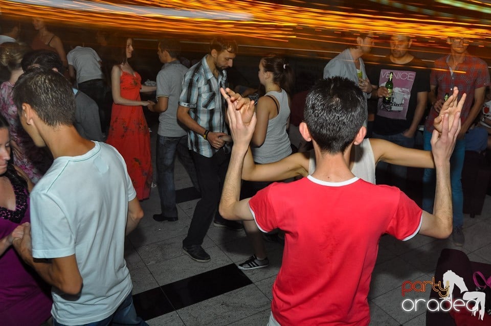 Blondy's Art Café: Dance all night!, 