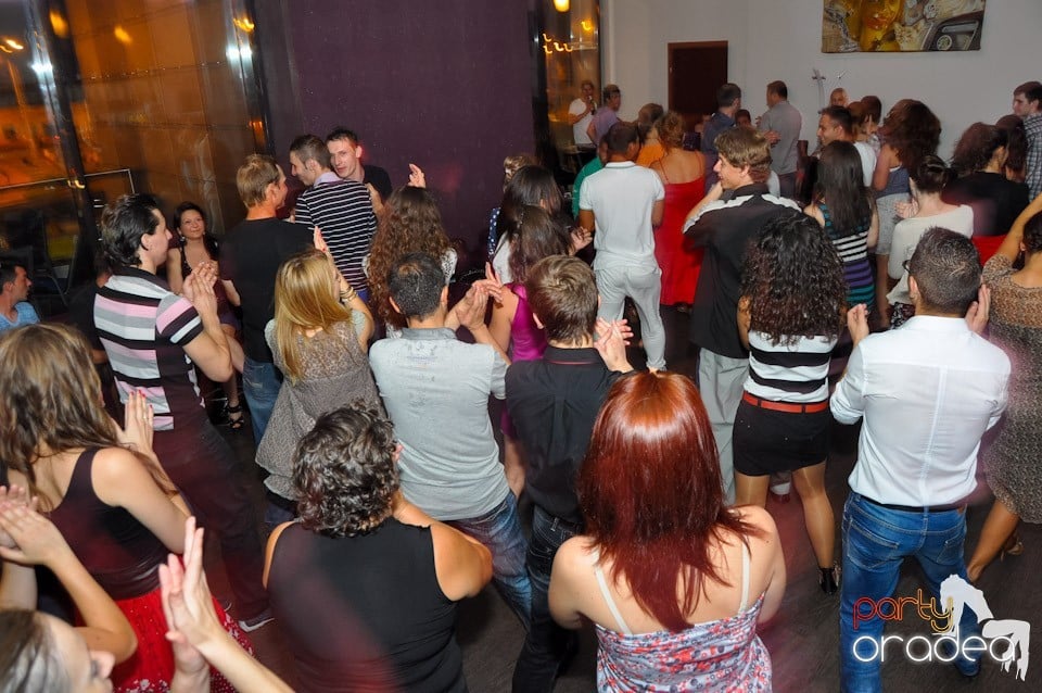 Blondy's Art Café: Dance all night!, 