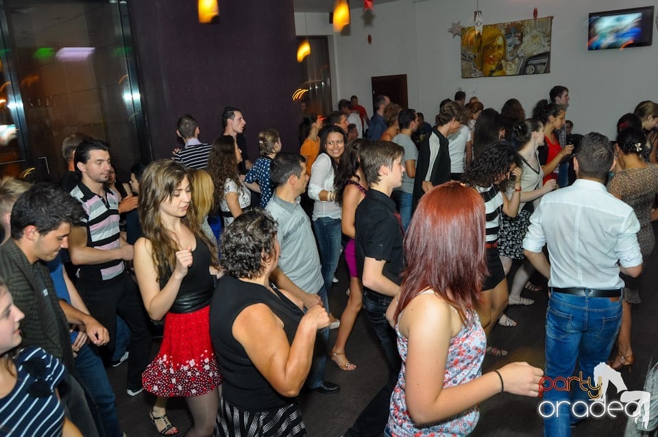 Blondy's Art Café: Dance all night!, 