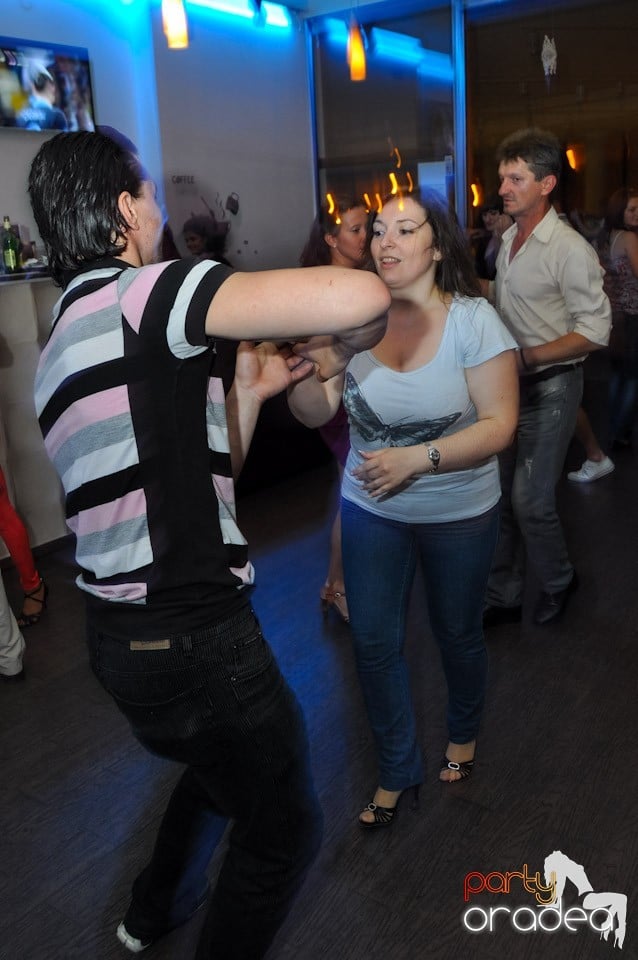 Blondy's Art Café: Dance all night!, 