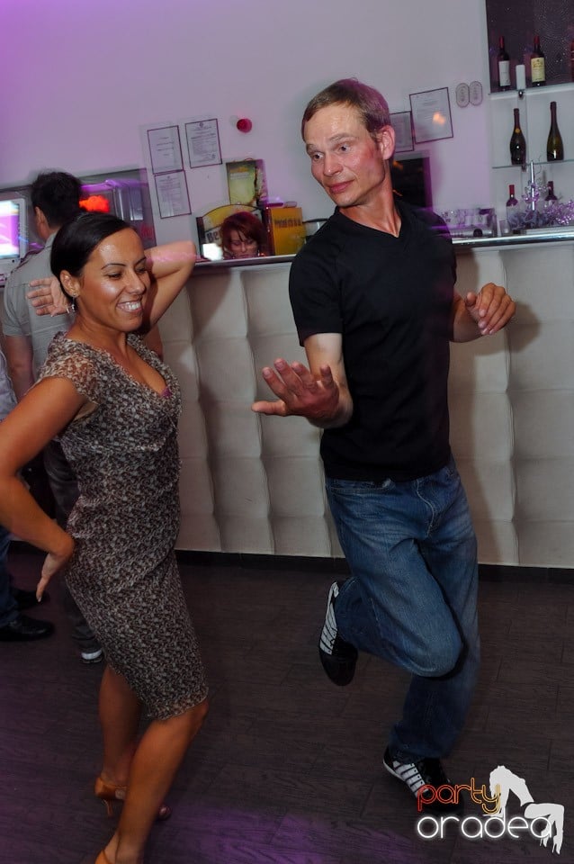 Blondy's Art Café: Dance all night!, 