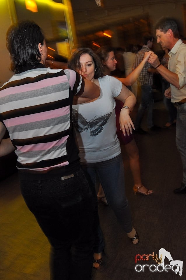 Blondy's Art Café: Dance all night!, 