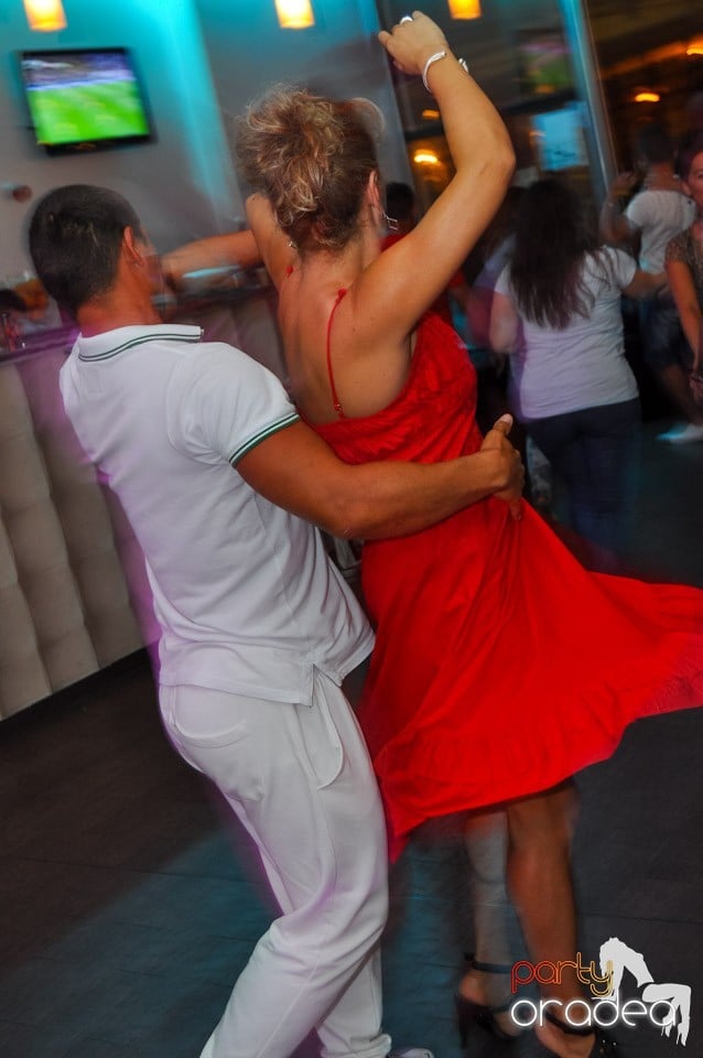 Blondy's Art Café: Dance all night!, 