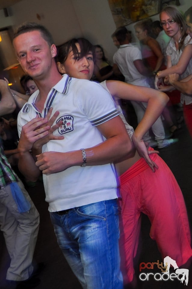 Blondy's Art Café: Dance all night!, 