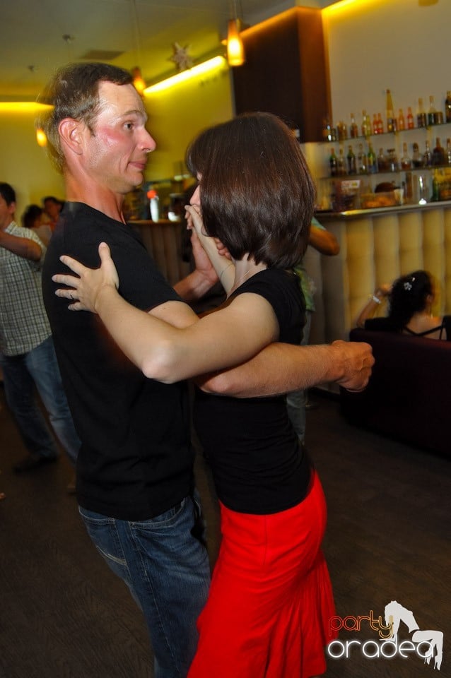 Blondy's Art Café: Dance all night!, 