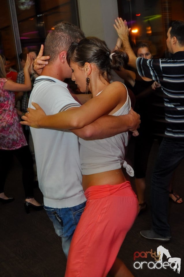 Blondy's Art Café: Dance all night!, 