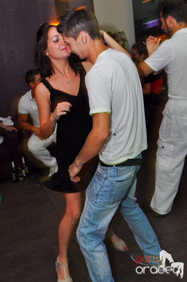 Blondy's Art Café: Dance all night!, 