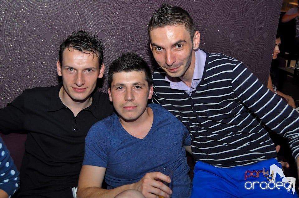 Blondy's Art Café: Dance all night!, 