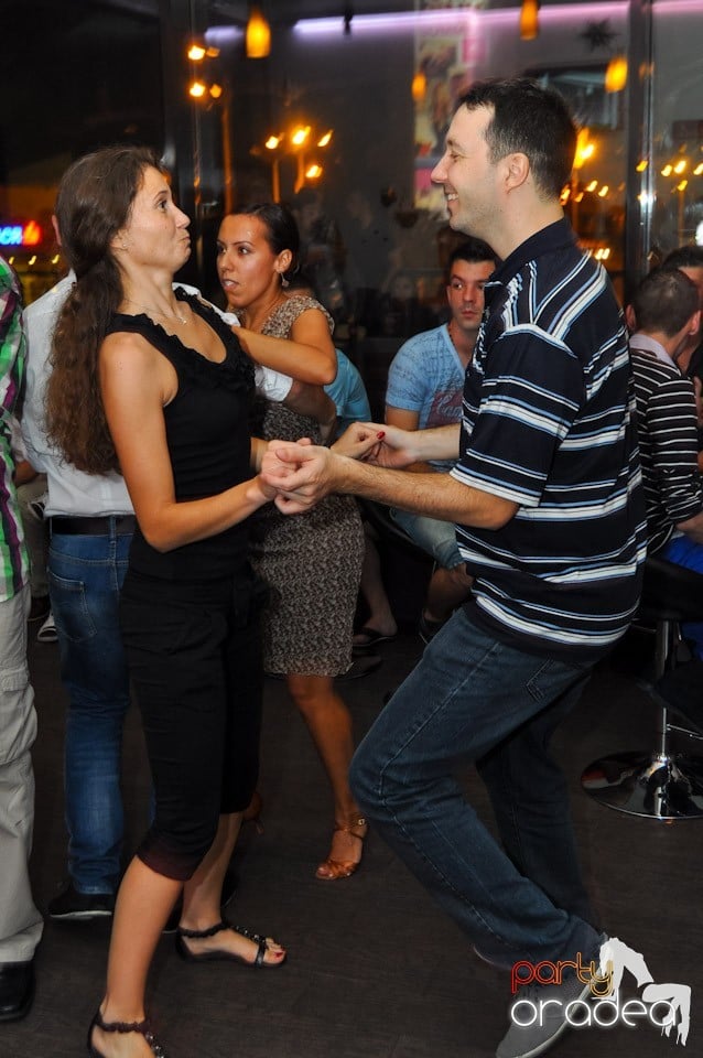 Blondy's Art Café: Dance all night!, 