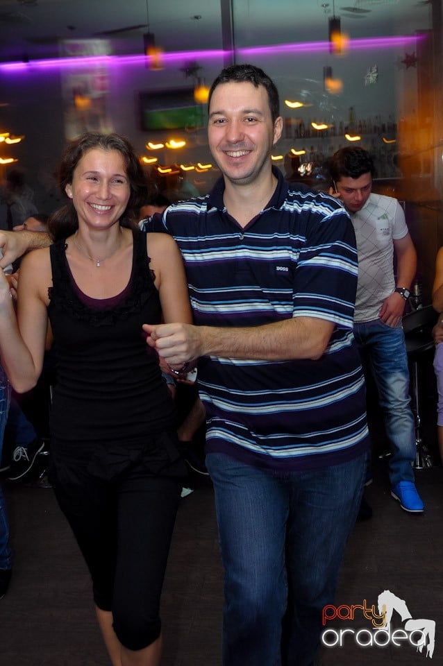 Blondy's Art Café: Dance all night!, 