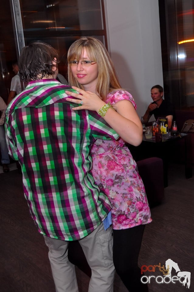 Blondy's Art Café: Dance all night!, 