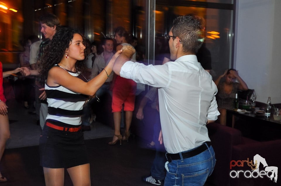 Blondy's Art Café: Dance all night!, 